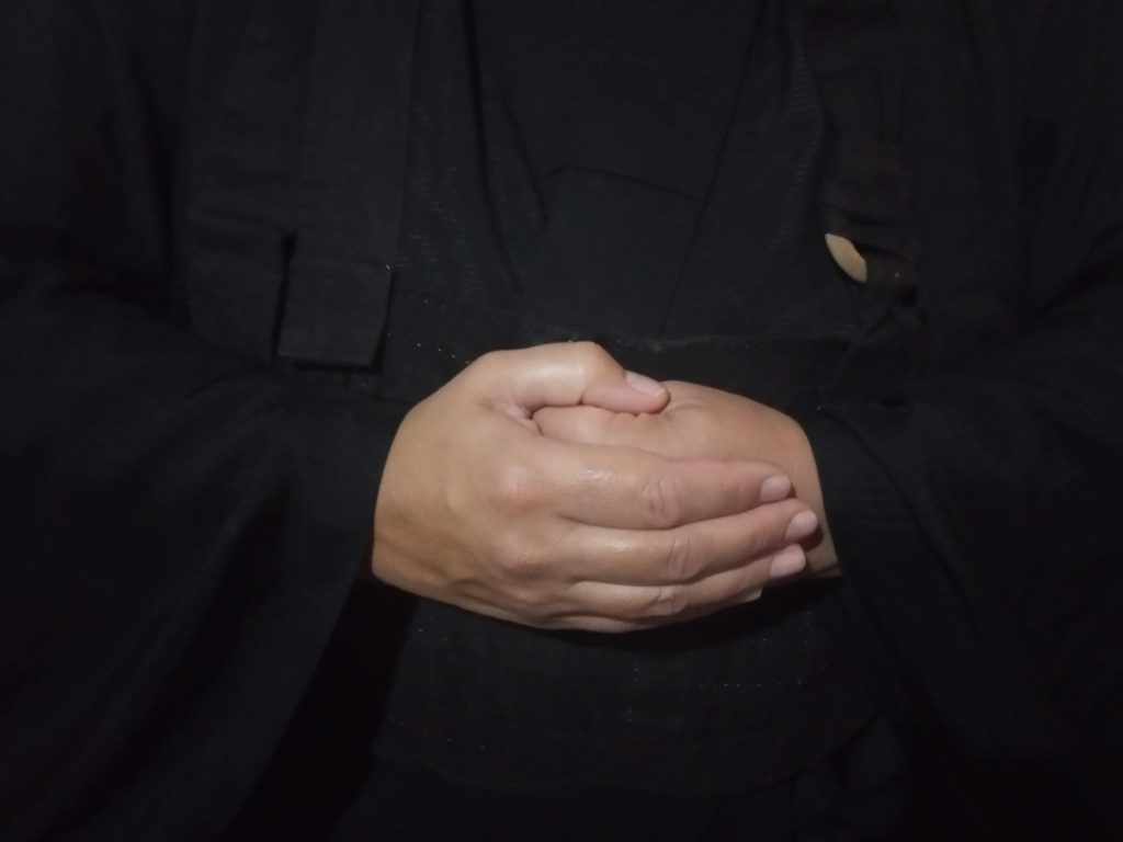 Mani nella posizione del mudra della camminata, shashu